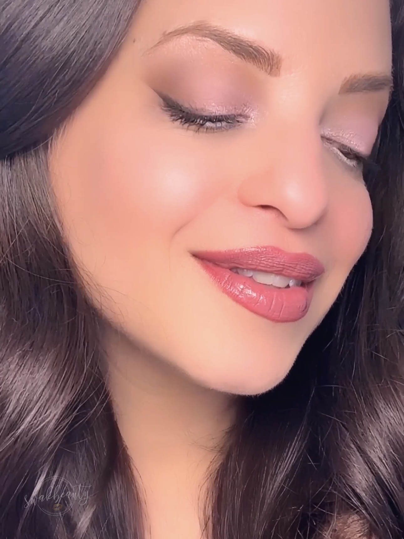 Neapolitan eye makeup look with pink shimmer eyeshadow, brown winged shadow, and rosy nude lip combo